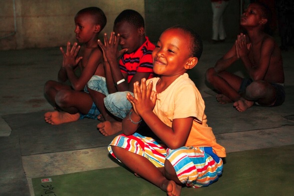 yoga na africa para crianças