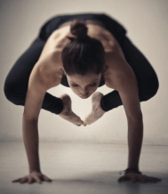 beneficios-de-bakaasana-kakasana-yoga