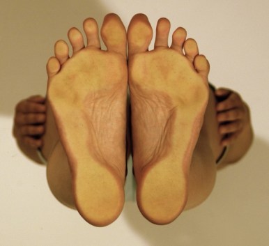 Para-aprender- pisar- corretamente-pisada-yoga-tadasana