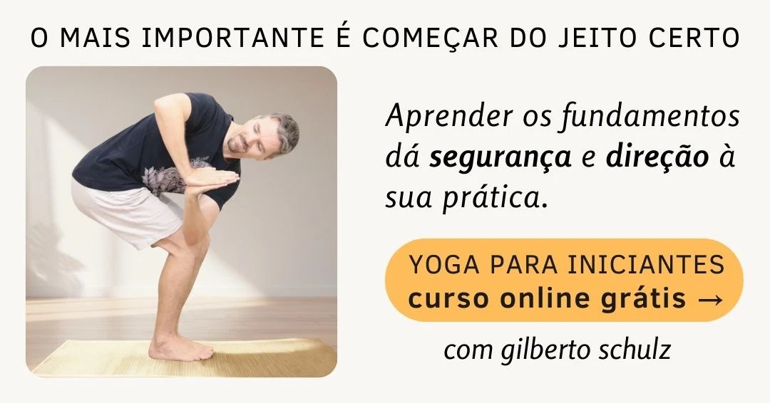 Gilberto realizando o melhor asana do yoga ou ioga para iniciantes.