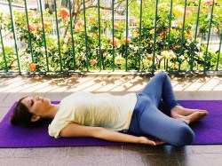 supta-baddha-konasana-yoga-para-tpm-iniciantes