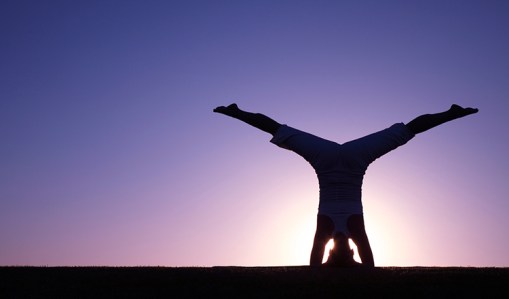 beneficios-do-yoga-invertidas-por-que-ficar-de-cabeca-para-baixo-online