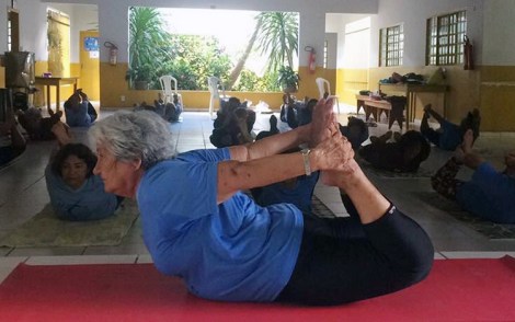 aposentada-82-anos-yoga-de-graça-cuiaba